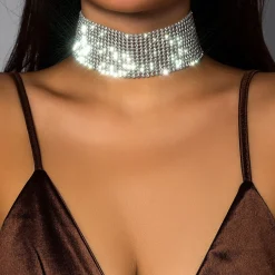 Collana con strass, colore argento.