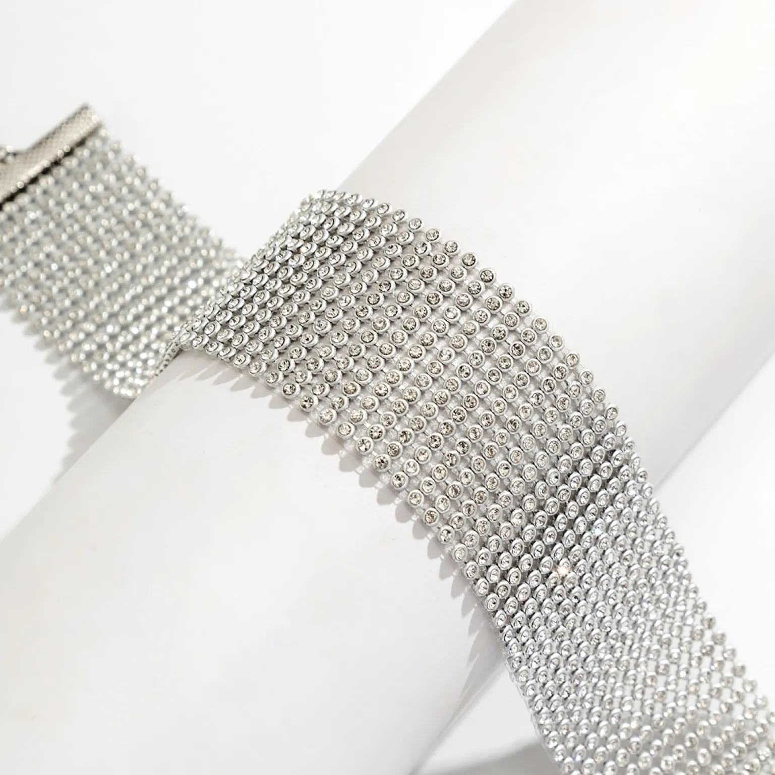 Collana con strass, colore argento.