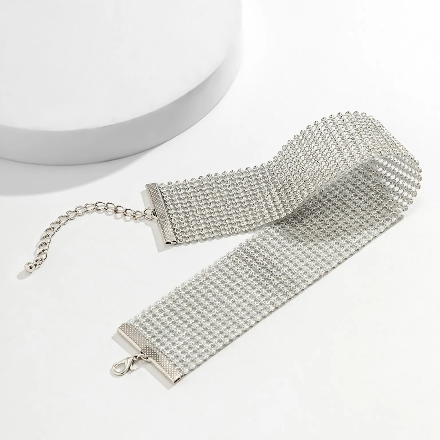 Collana con strass, colore argento.