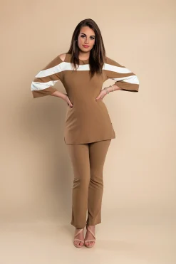 Competo elegante top con maniche a campana e pantaloni, cammello