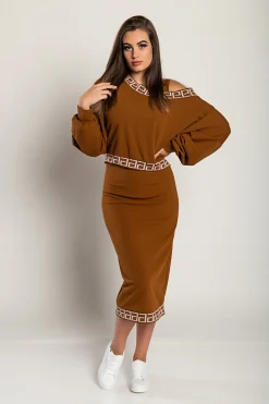 Completo elegante con top ampio e gonna attillata, cammello