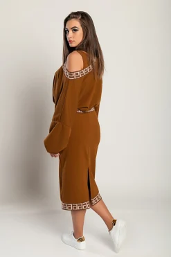Completo elegante con top ampio e gonna attillata, cammello