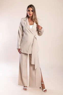 Completo giacca e pantaloni eleganti, beige