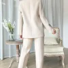 Completo giacca e pantaloni eleganti con arricciature, beige