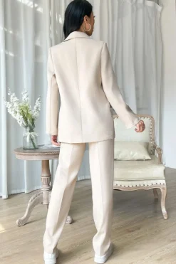 Completo giacca e pantaloni eleganti con arricciature, beige