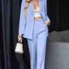 Completo giacca e pantaloni eleganti, di colore azzurro