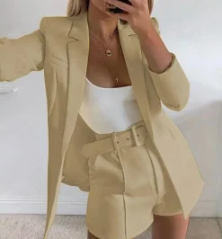 Completo giacca e pantaloni eleganti, beige