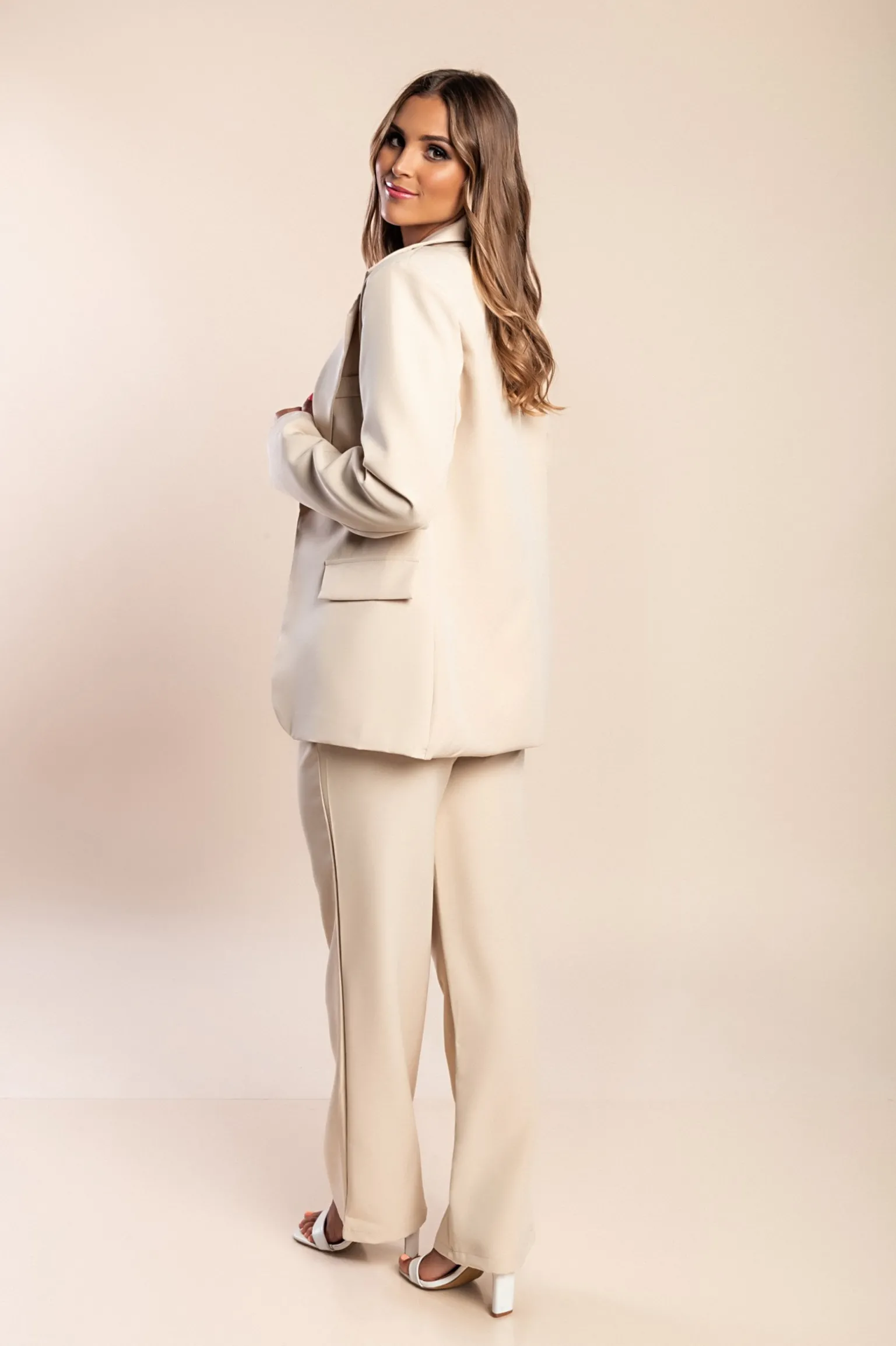 Completo giacca e pantaloni eleganti con arricciature, beige