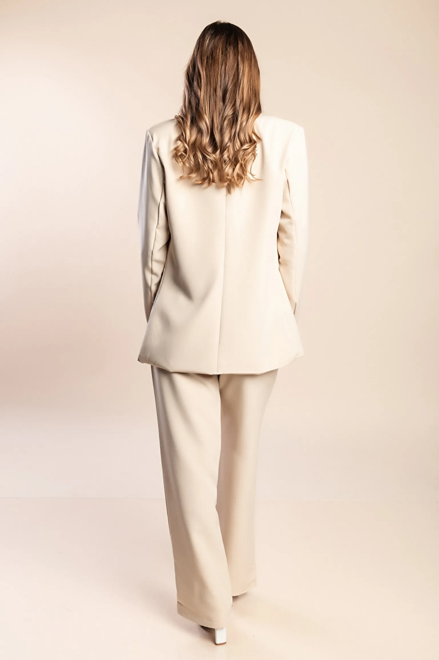 Completo giacca e pantaloni eleganti con arricciature, beige