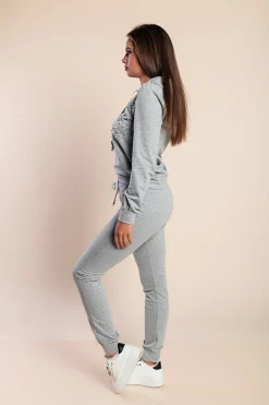 COMPLETO MAGLIETTA CON CAPPUCCIO E PANTALLONE CON DETTAGLIATI DI PERLINE TINSELY, GRIGIO