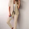 Completo pantalone con blazer manica corta, beige.