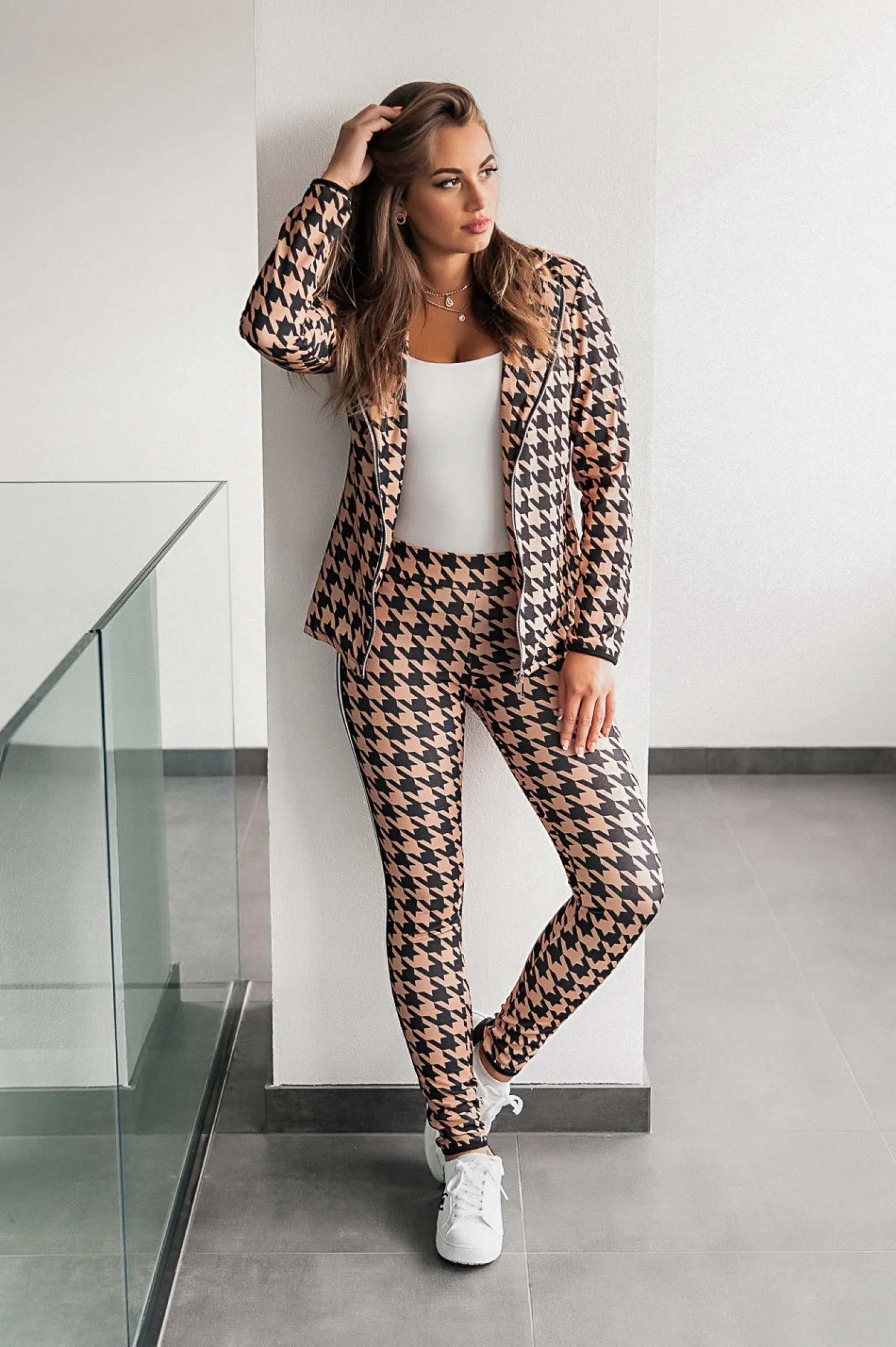 COMPLETO TAILLEUR ELEGANTE CON MOTIVO PEPITA MIRIAMA, NERO-MARRONE