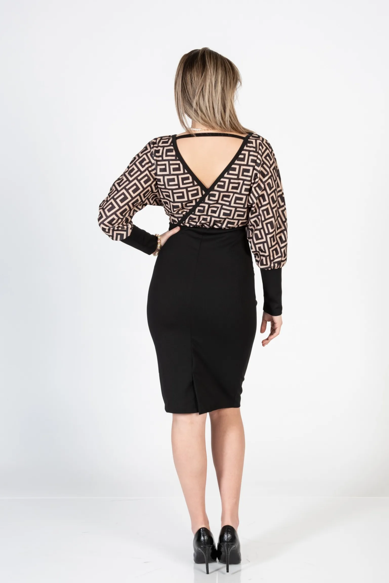 Elegante abito midi con stampa geometrica e scollo incrociato Sonda, beige
