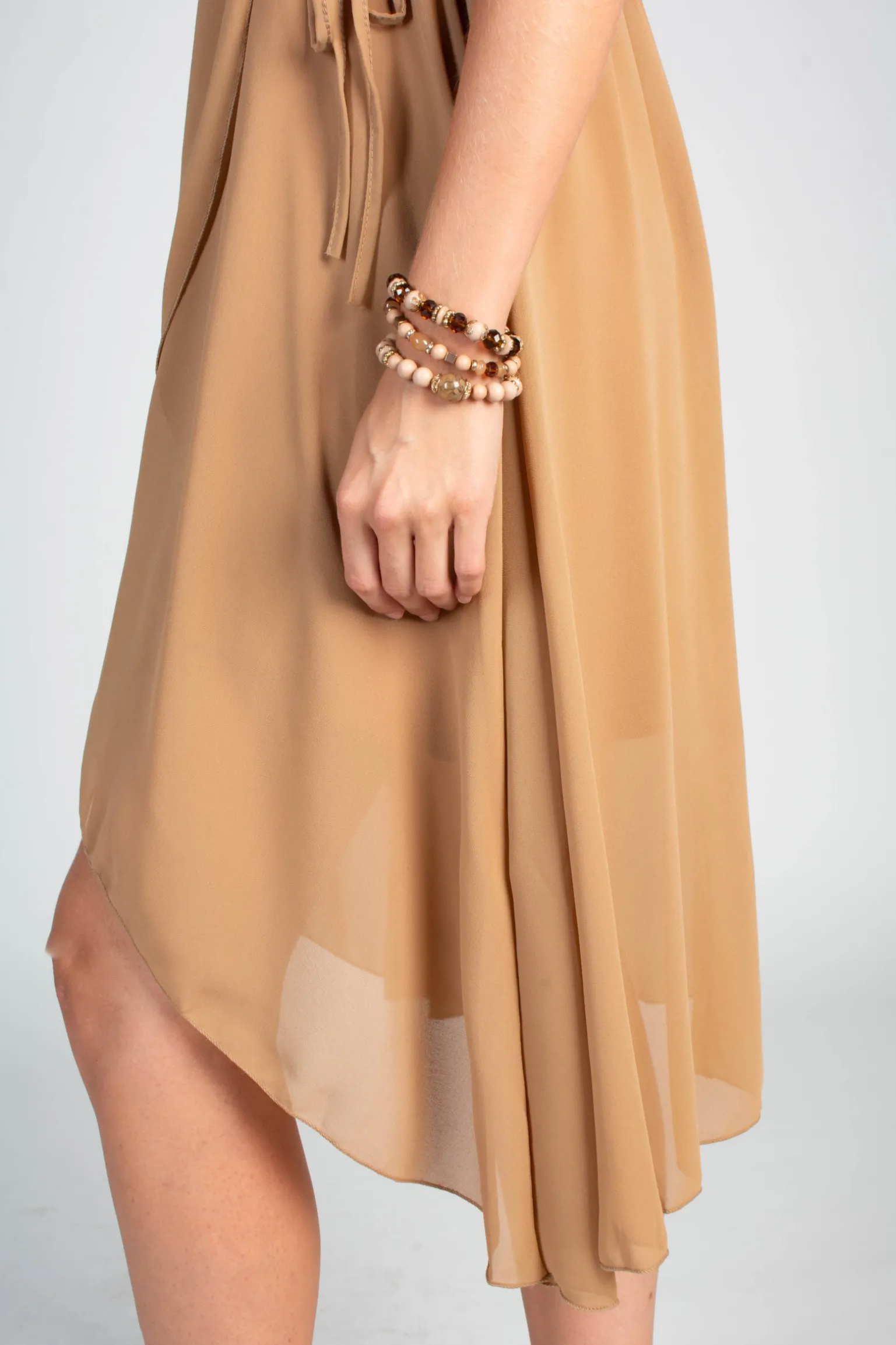 Elegante abito midi con volant e gonna pieghevole Barbados, beige