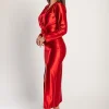 Elegante abito midi in simil raso, rosso