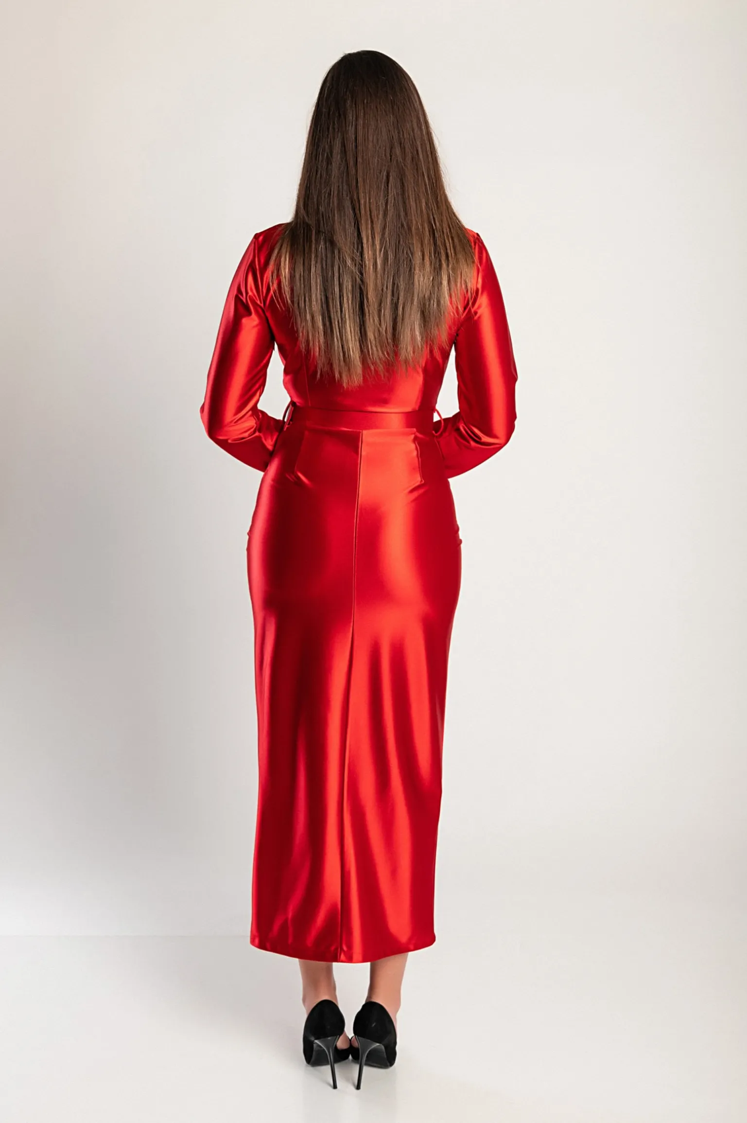 Elegante abito midi in simil raso, rosso