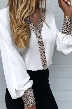 Elegante blusa con stampa leopardata Polina, bianca