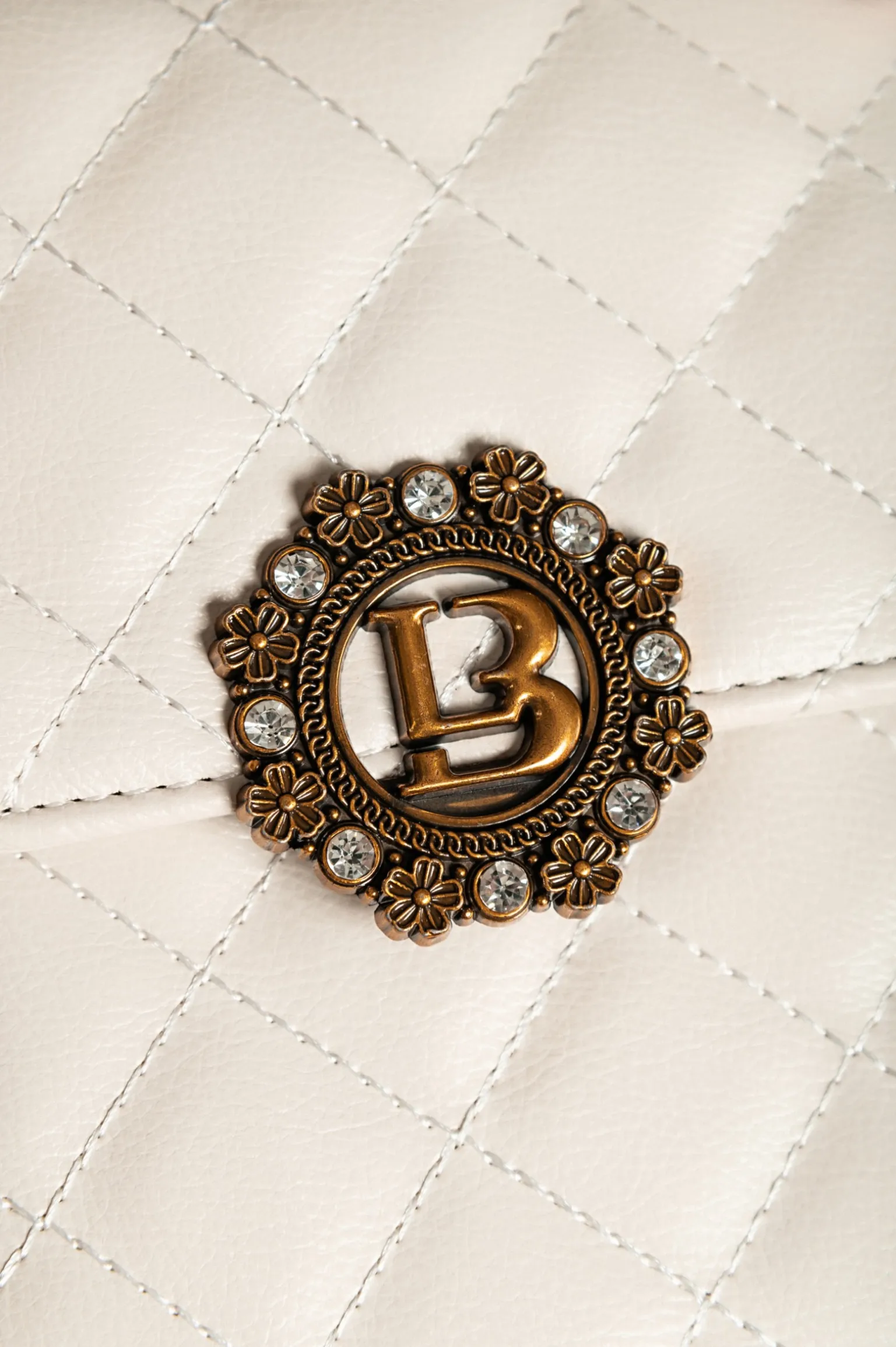Elegante borsa a mano piccola con dettaglio trapuntato, bianca