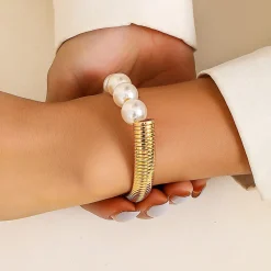 Elegante braccialetto con perle artificiali, colore oro