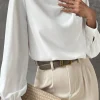 Elegante camicetta a collo alto, bianca