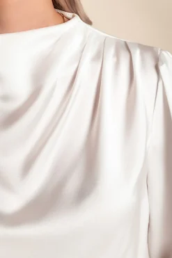 Elegante camicetta a collo alto, bianca