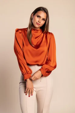 Elegante camicetta con collo alto, cammello