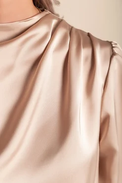Elegante camicetta con collo alto, beige