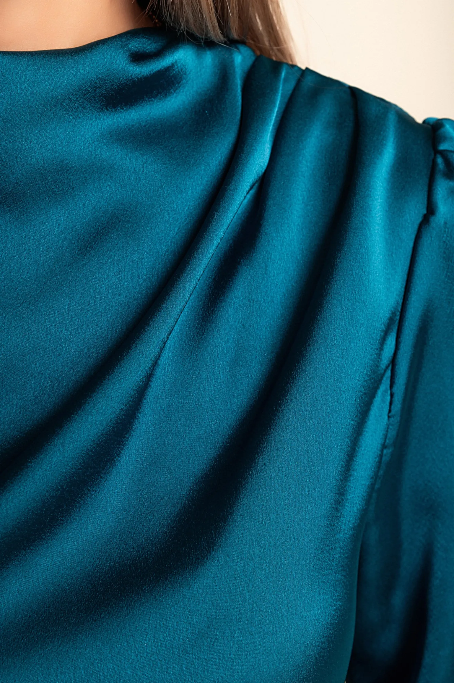 Elegante camicetta con collo alto, petrolio