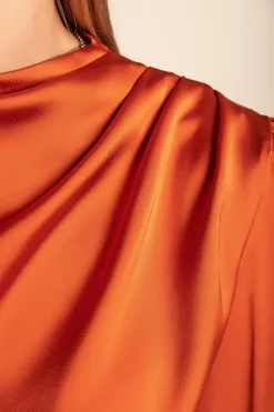 Elegante camicetta con collo alto, cammello