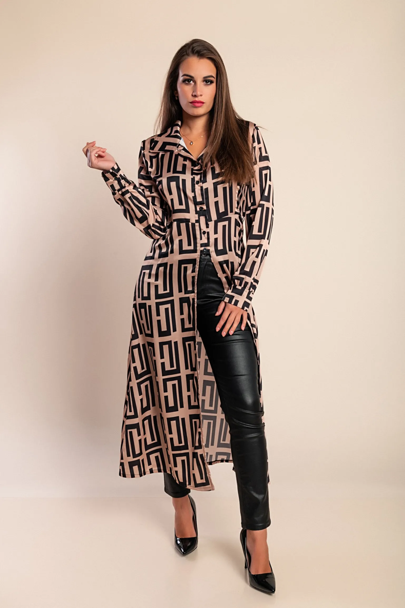 Elegante camicia lunga con stampa geometrica, beige