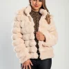 Elegante cappotto corto in ecopelliccia Centania, beige
