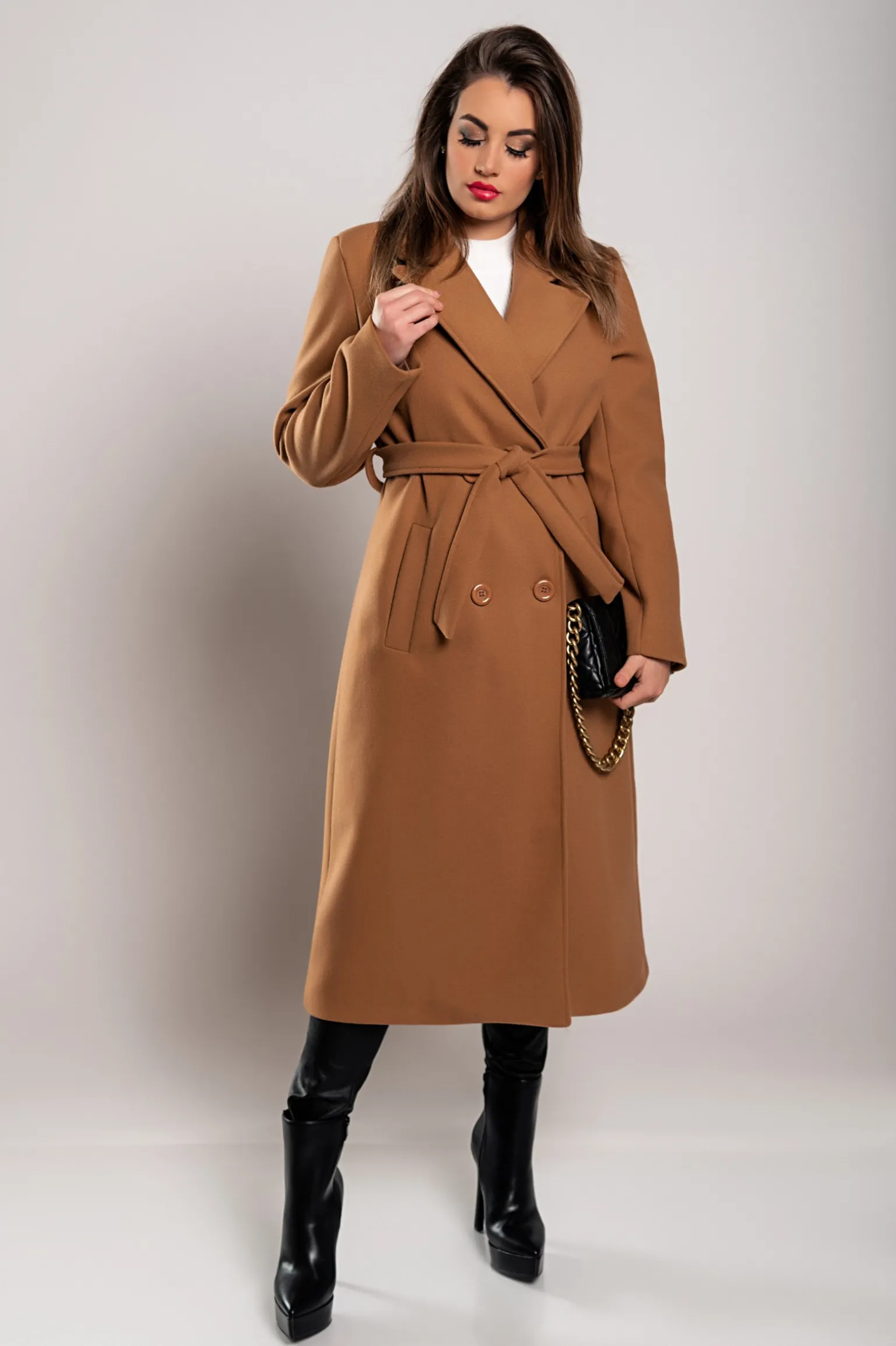 Elegante cappotto lungo con bottoni, color cammello