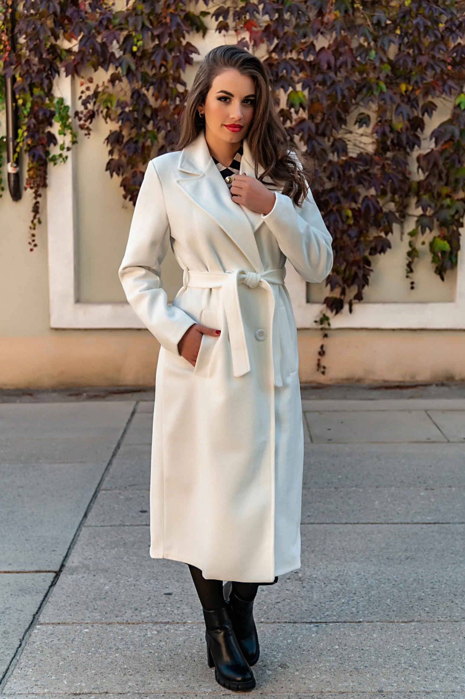 Elegante cappotto lungo con bottoni, bianco