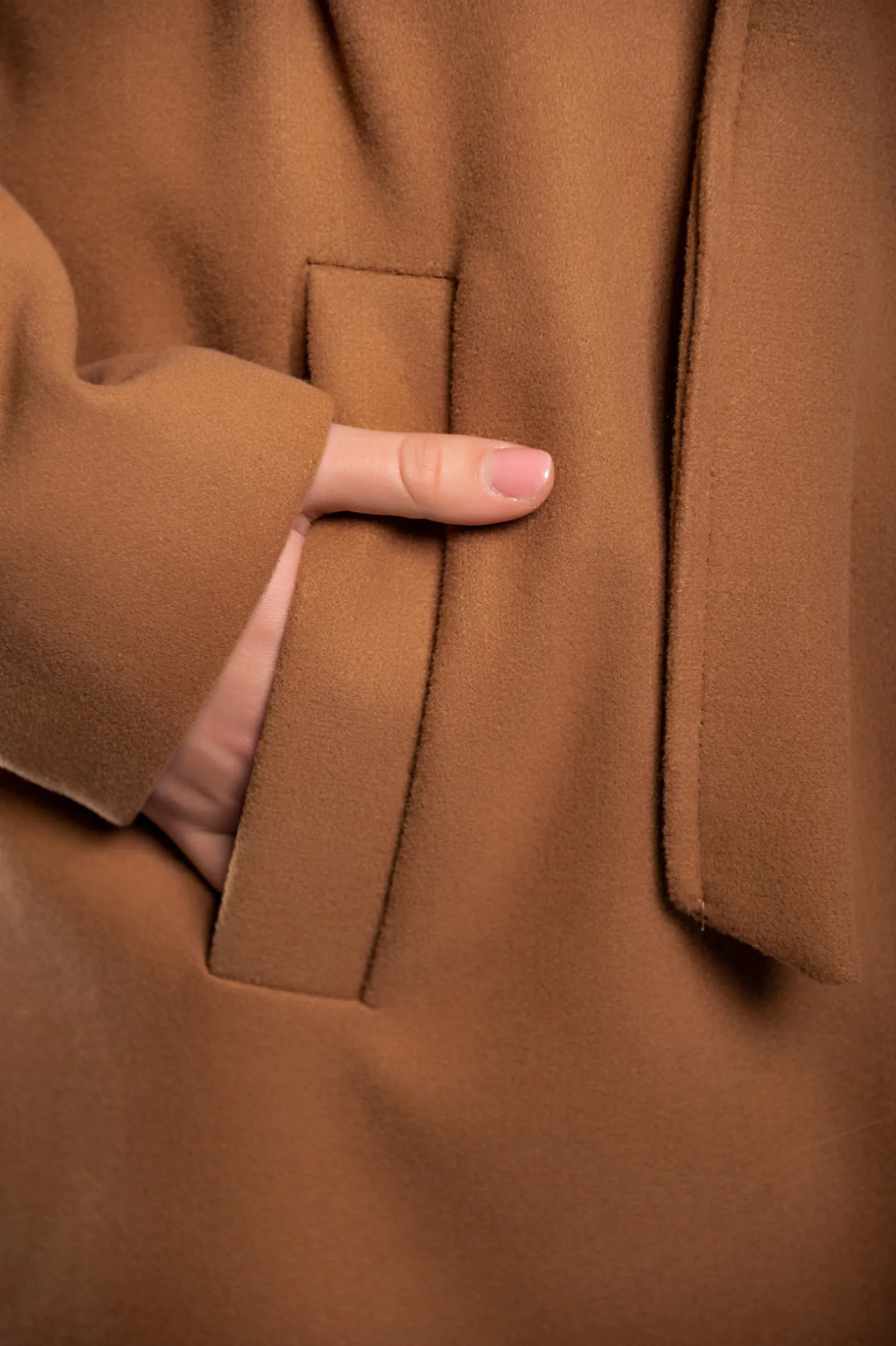 Elegante cappotto lungo con bottoni, color cammello