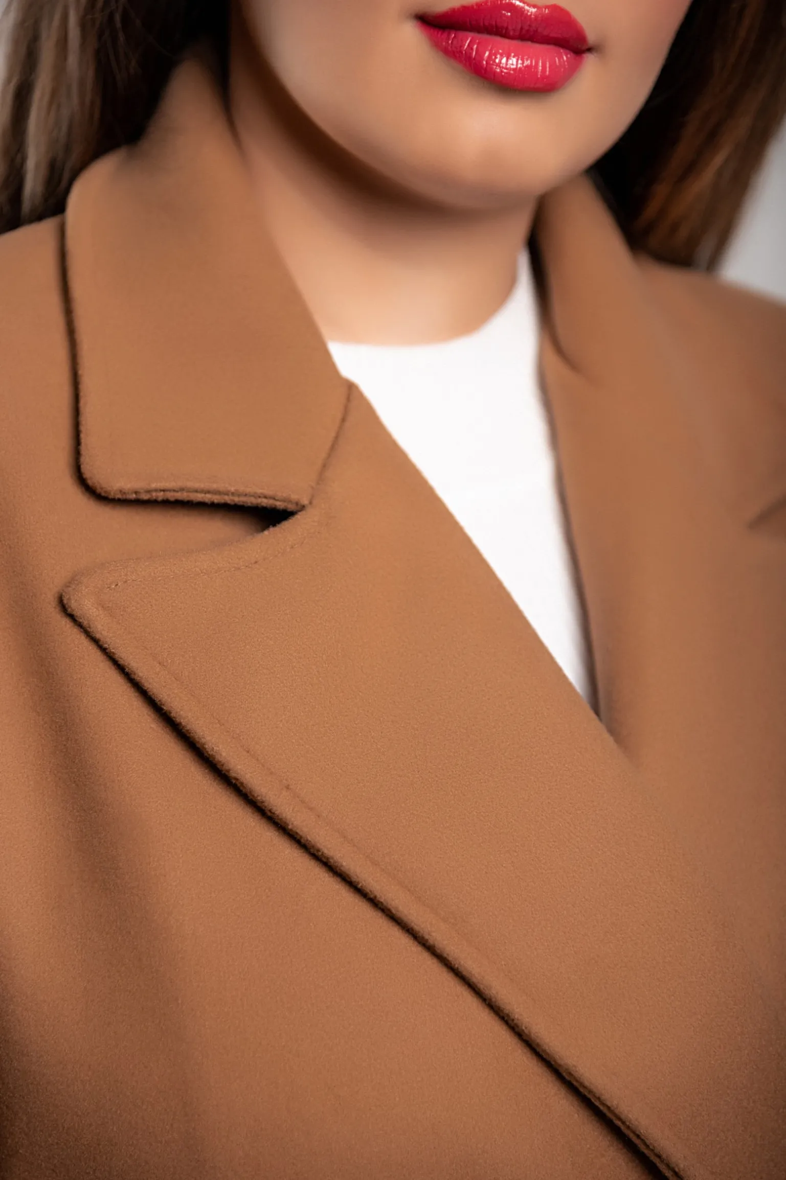 Elegante cappotto lungo con bottoni, color cammello