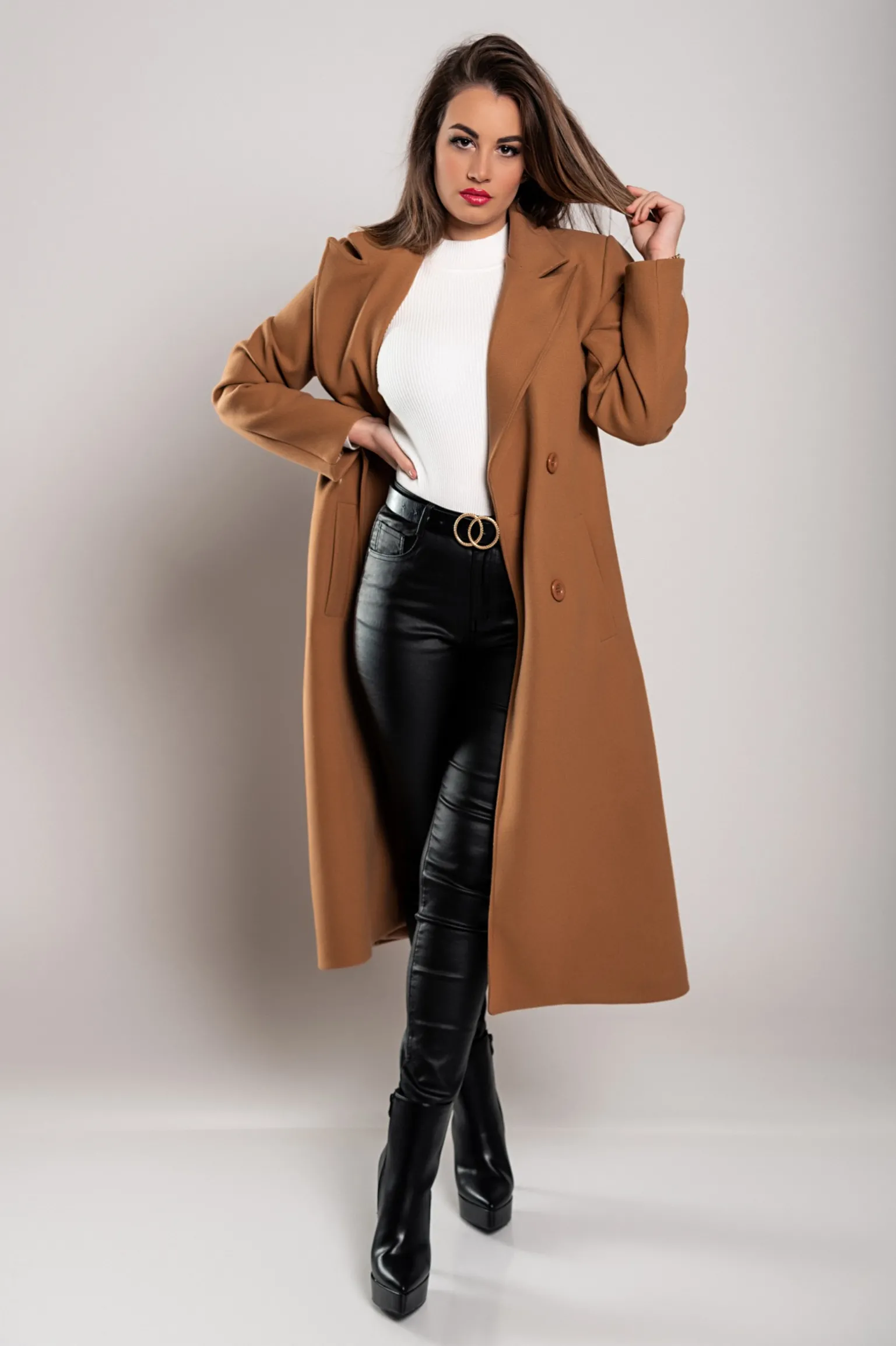 Elegante cappotto lungo con bottoni, color cammello