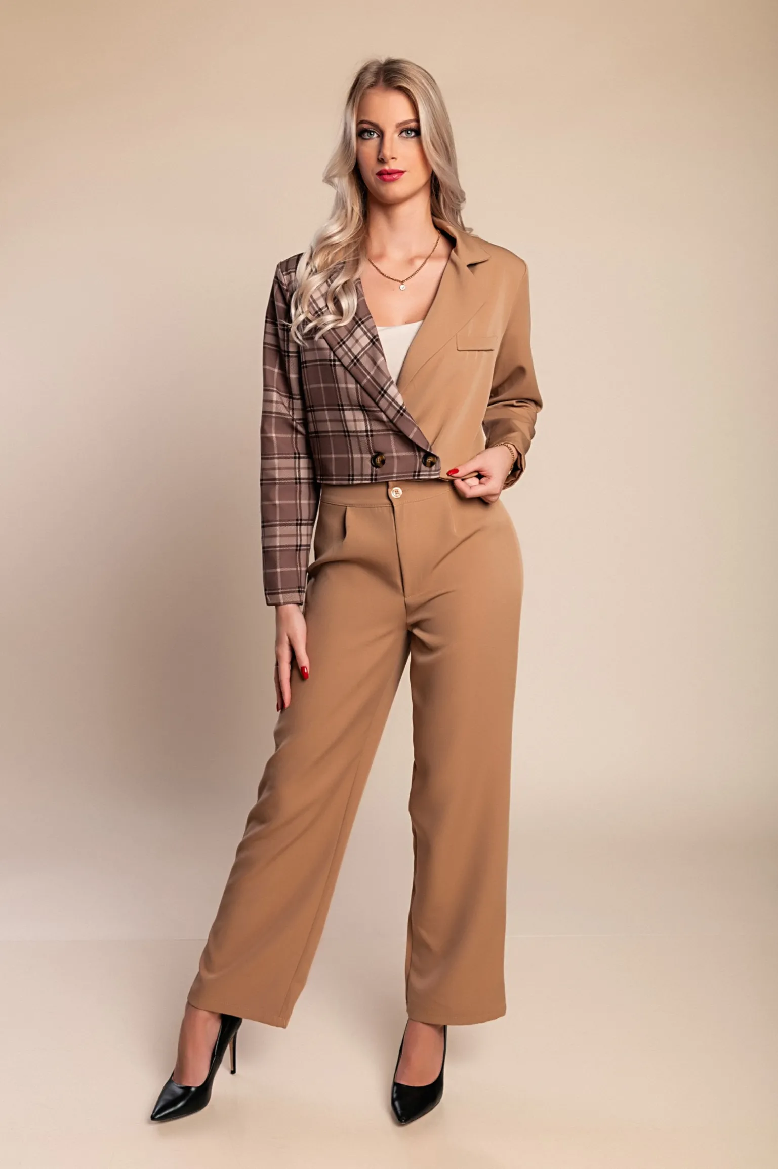 Elegante completo blazer e pantaloni con stampa a quadri, cammello