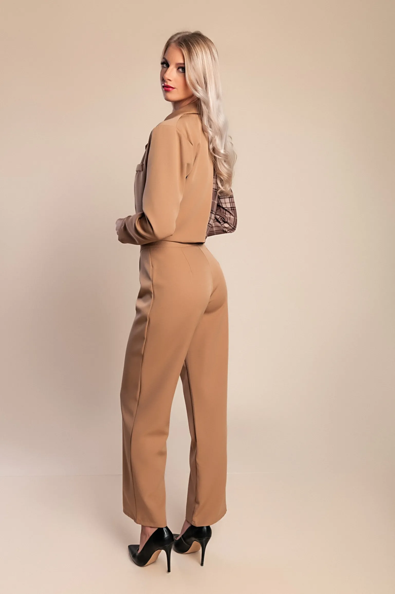 Elegante completo blazer e pantaloni con stampa a quadri, cammello