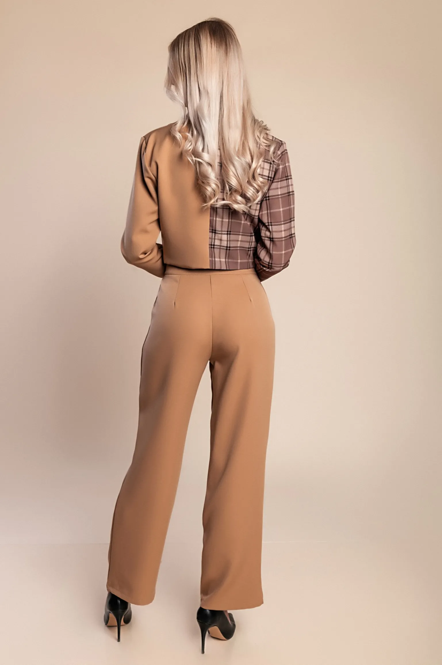 Elegante completo blazer e pantaloni con stampa a quadri, cammello