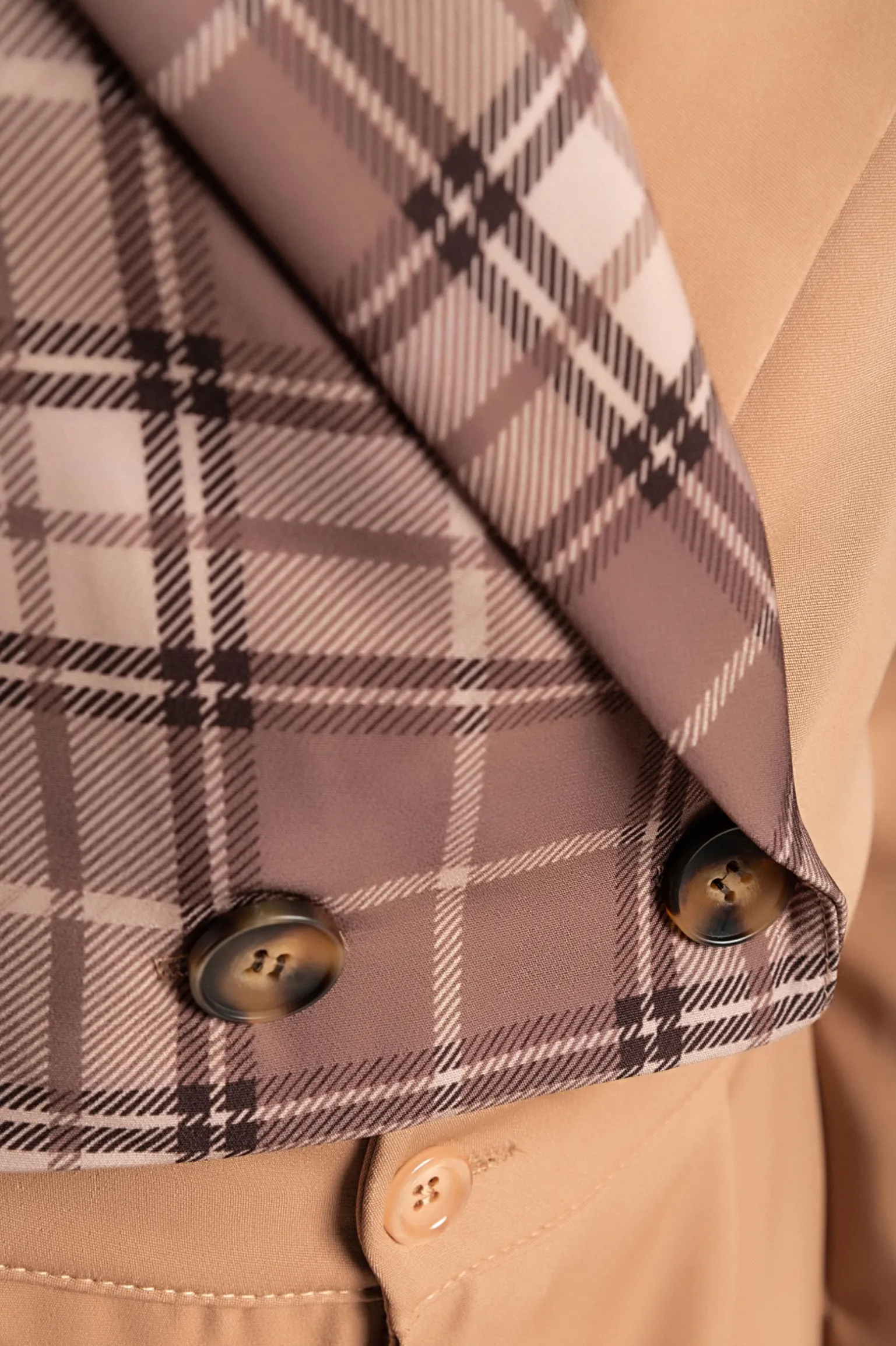 Elegante completo blazer e pantaloni con stampa a quadri, cammello