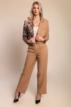 Elegante completo blazer e pantaloni con stampa a quadri, cammello