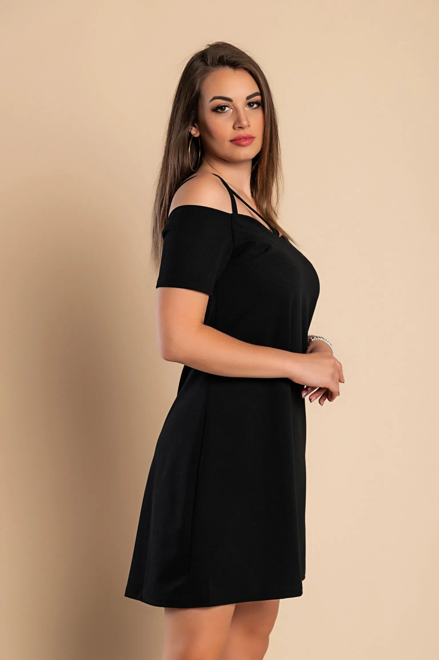 Elegante mini abito con maniche corte, spalle scoperte e spalline Cecina, nero
