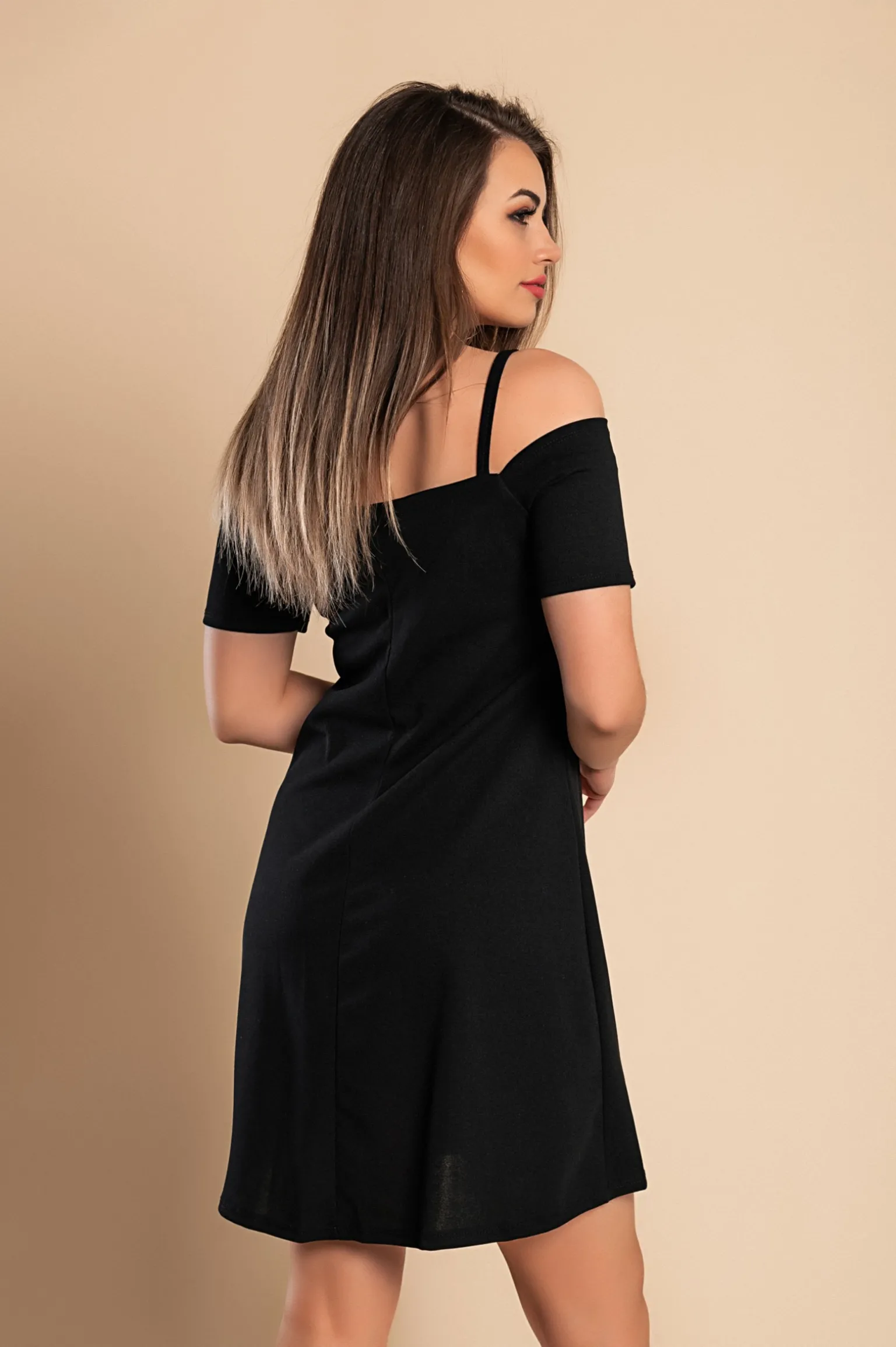 Elegante mini abito con maniche corte, spalle scoperte e spalline Cecina, nero