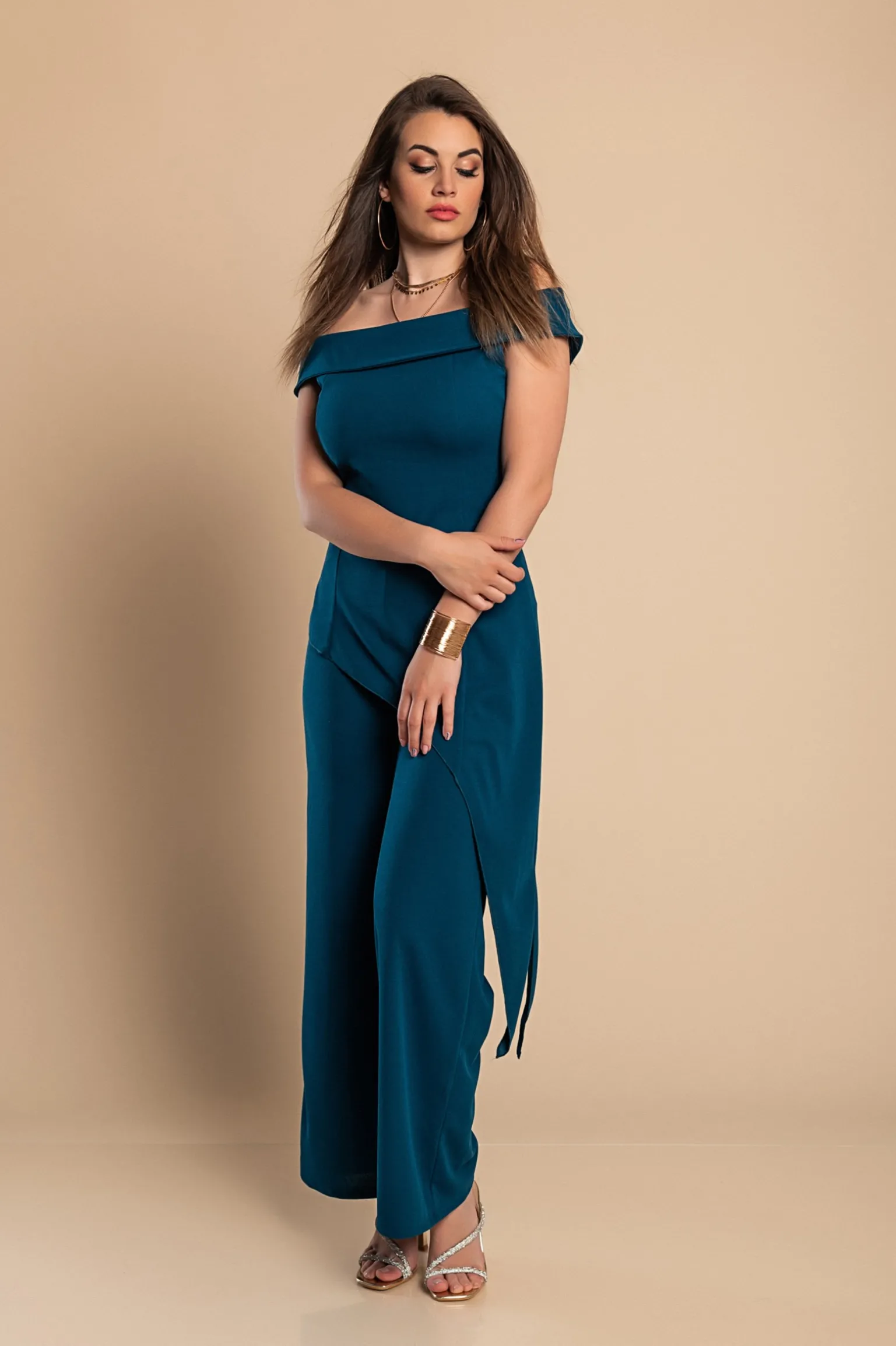 Elegante set composto da top e pantaloni asimmetrici, petrolio
