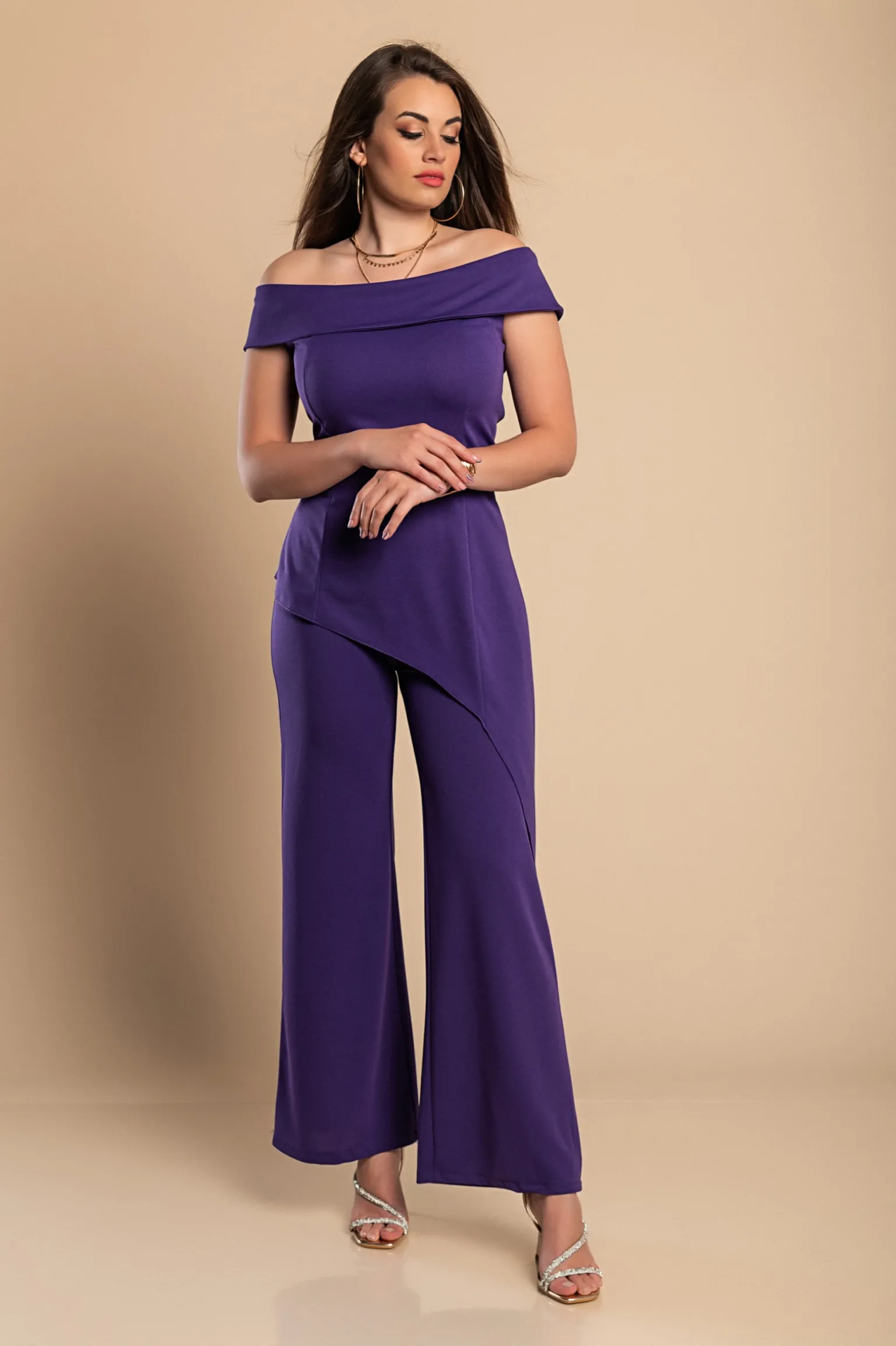 Elegante set composto da top e pantaloni asimmetrici, viola