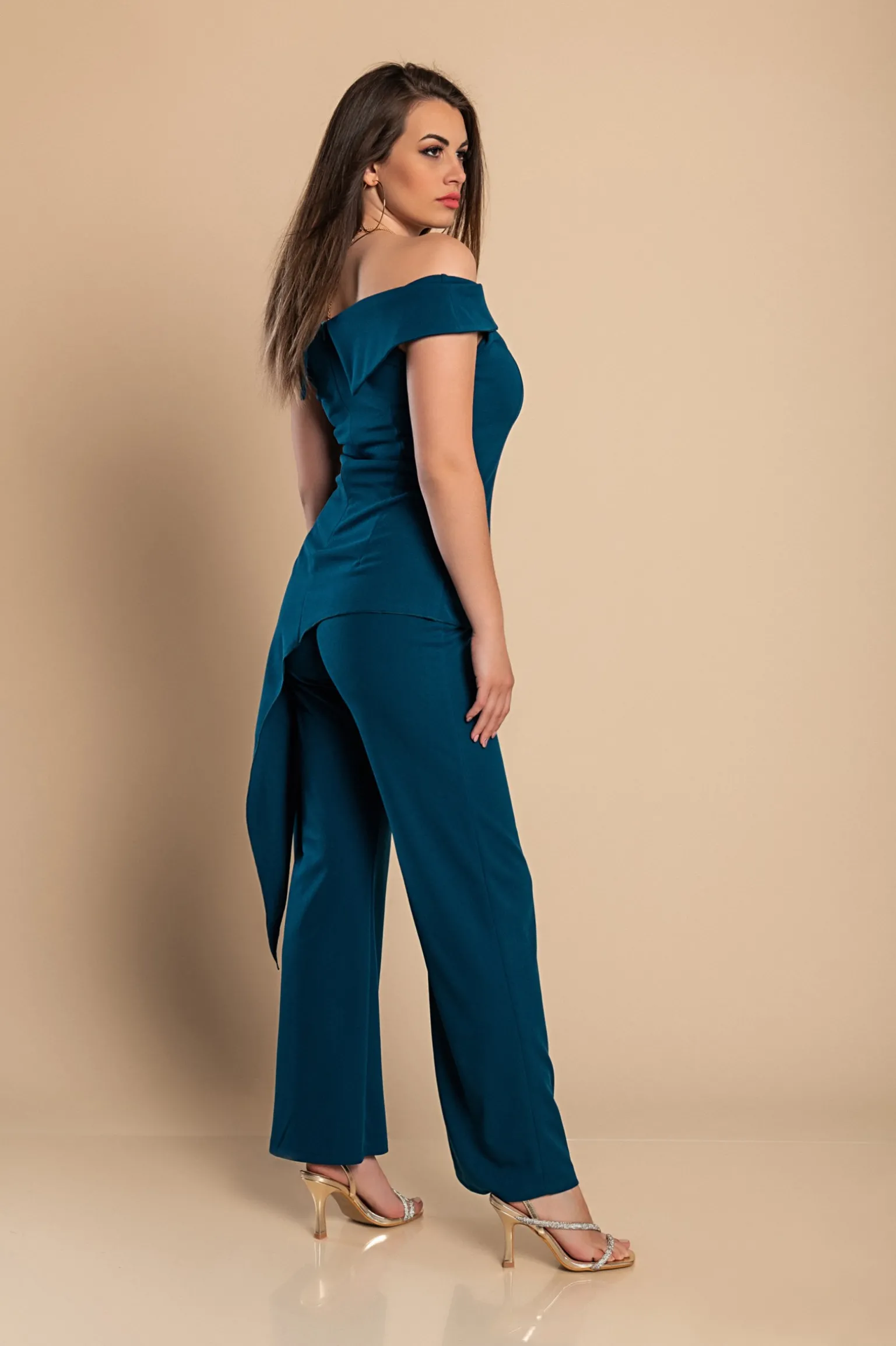 Elegante set composto da top e pantaloni asimmetrici, petrolio