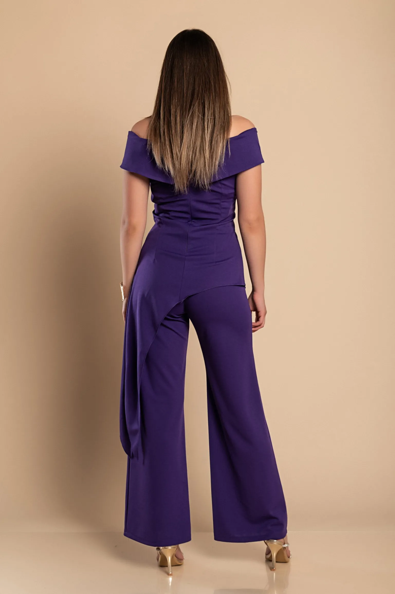 Elegante set composto da top e pantaloni asimmetrici, viola