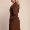 Elegante trench con bottoni, marrone