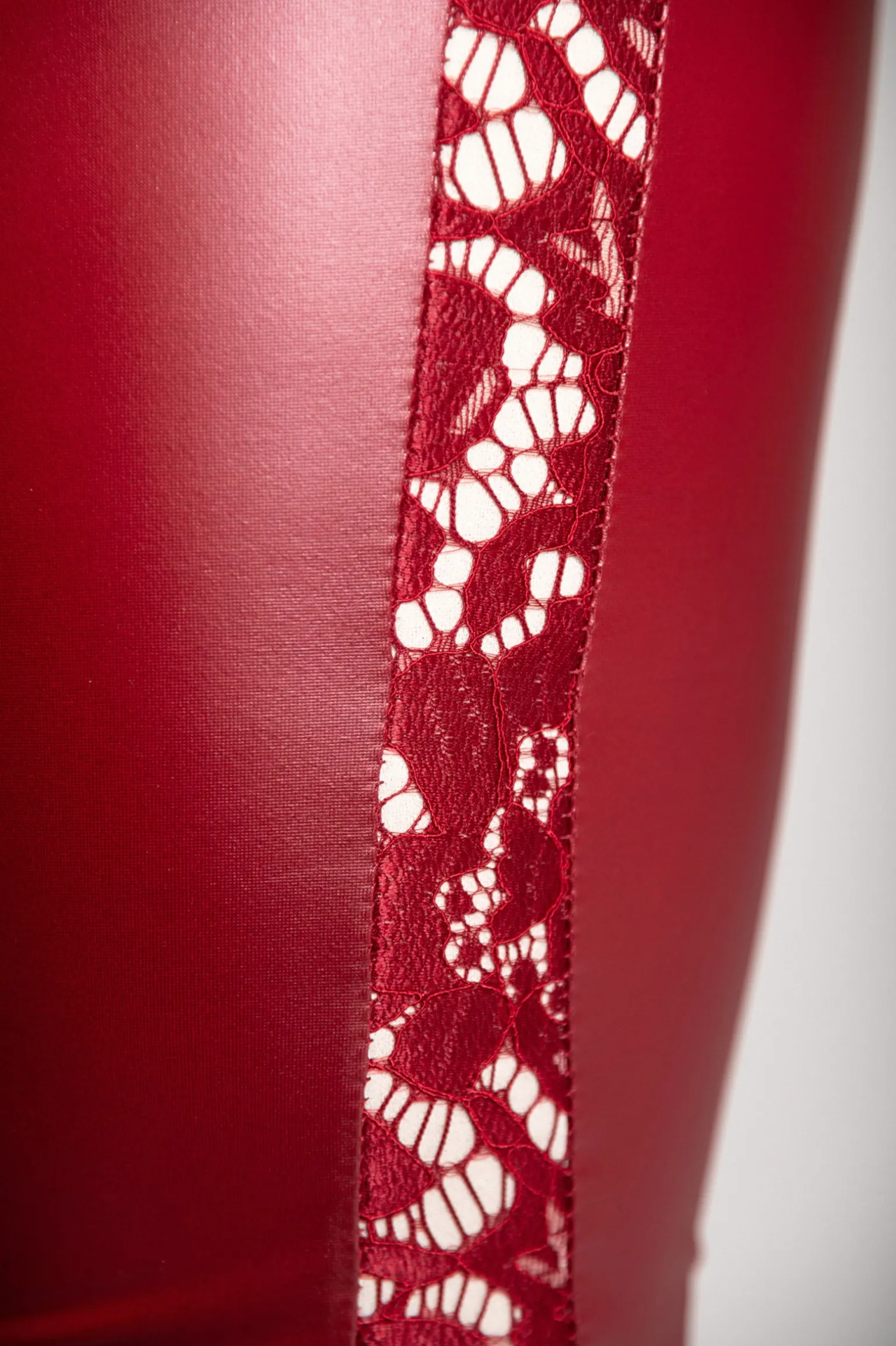 Eleganti leggings in ecopelle con pizzo Margaretta, bordeaux