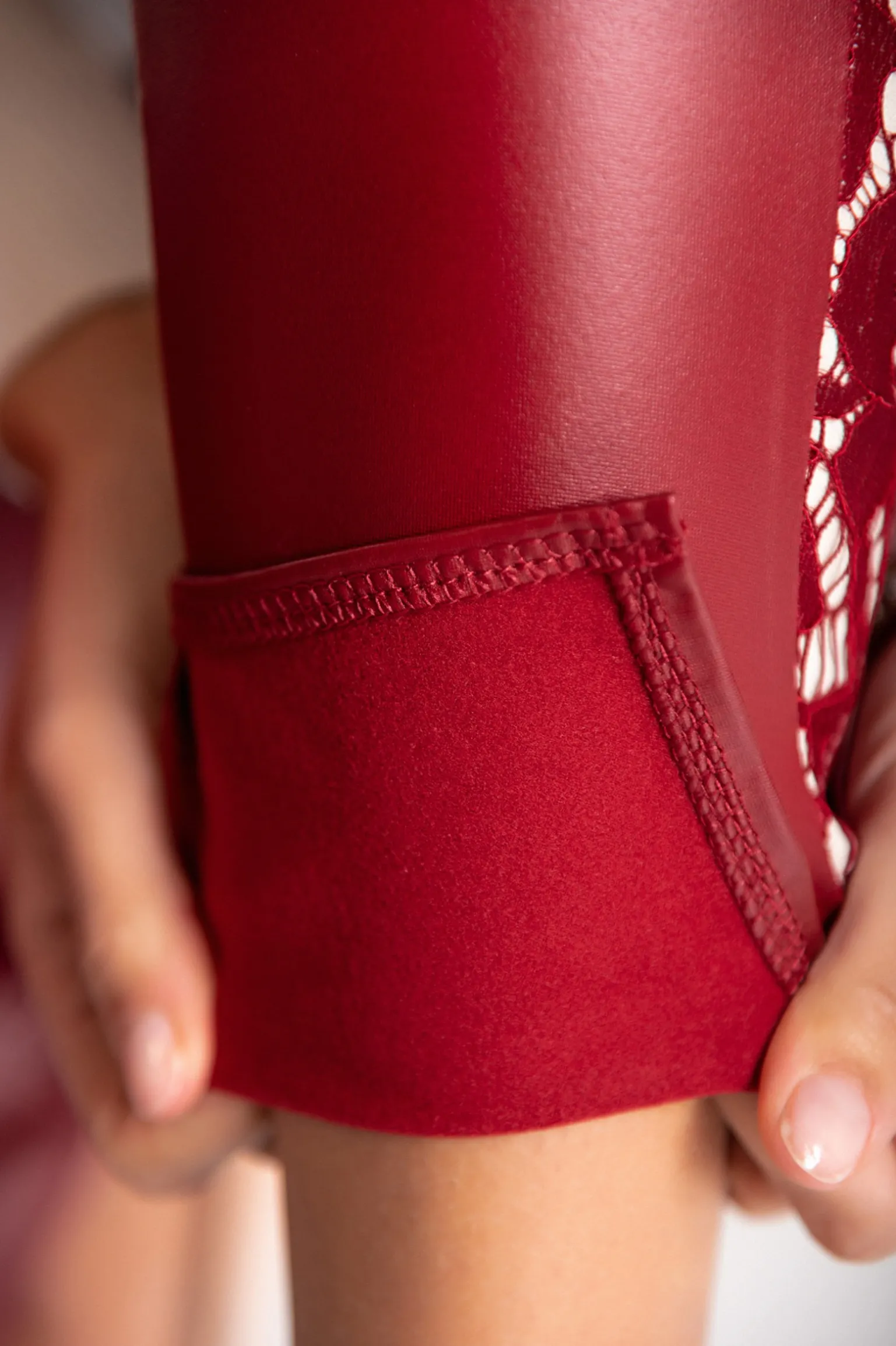 Eleganti leggings in ecopelle con pizzo Margaretta, bordeaux